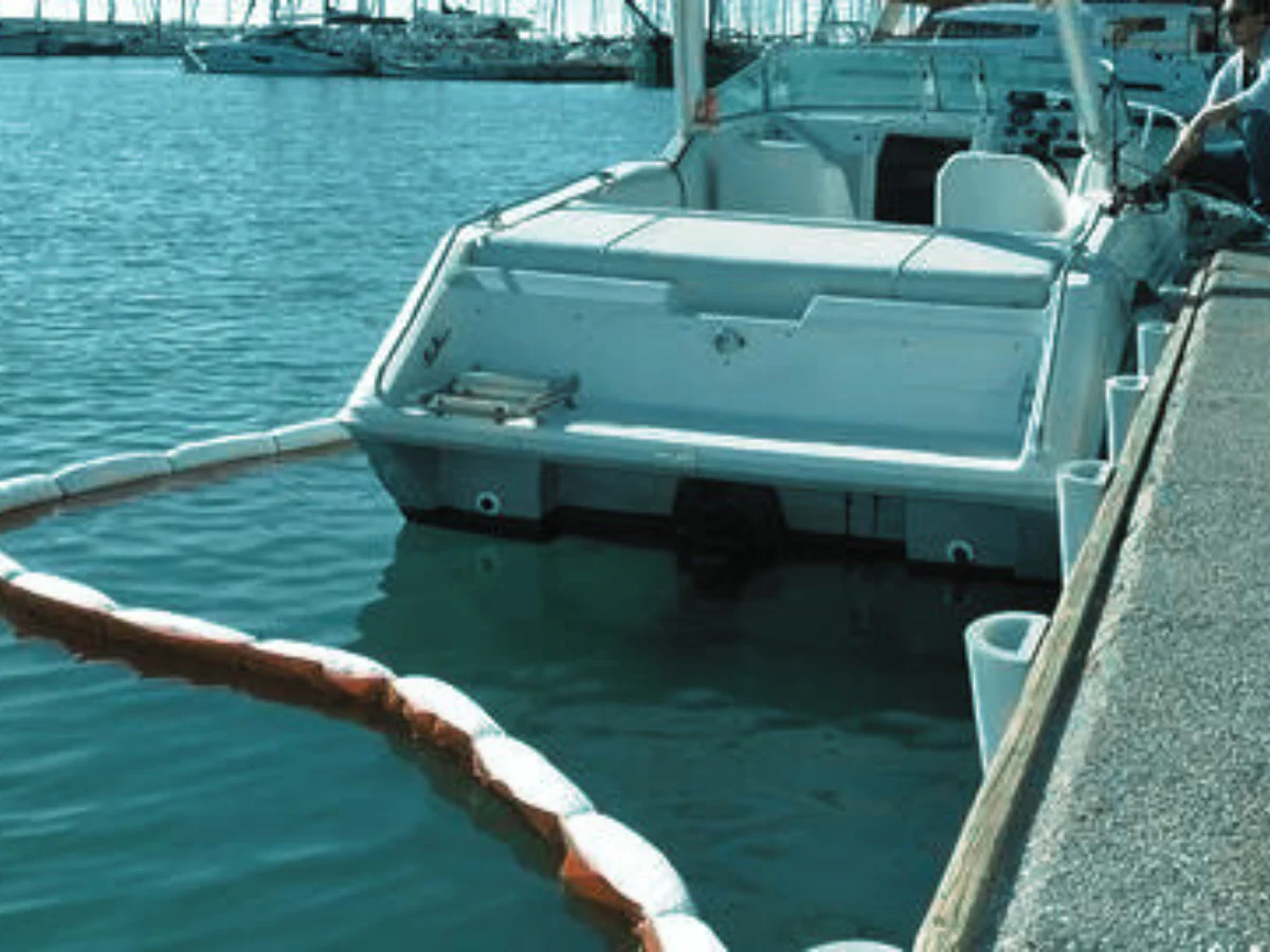 Oil boom net controling contamination